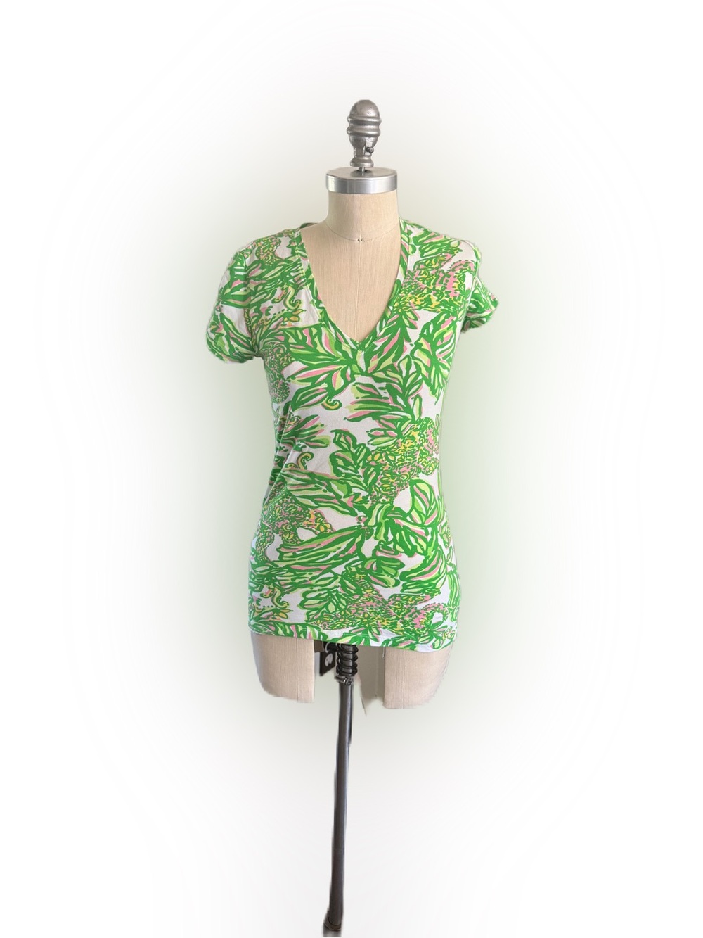 Lilly Pulitzer Women’s White V-Neck Tee With Pink and Green Leaf Print. Size XS